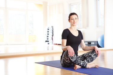 Yoga poz oturan kadın