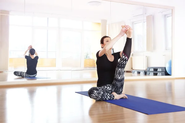 Vrouw doet yoga op de yogastudio. — Stockfoto