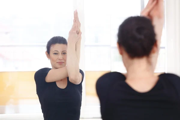 Vrouw in een yoga houding in de studio — Stockfoto