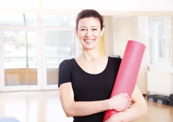 Yoga mat tutan kadın — Stok fotoğraf