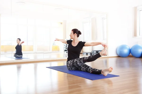 Vrouw doet yoga op de yogastudio. — Stockfoto