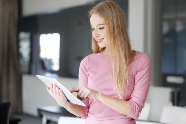 Dijital tablet kullanan iş kadını