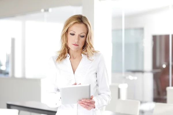 Financial businesswoman using digital tablet — Φωτογραφία Αρχείου