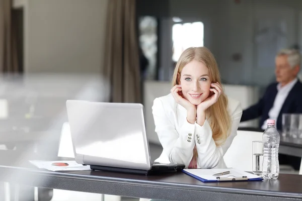 Professionelle Frau sitzt im Büro — Stockfoto