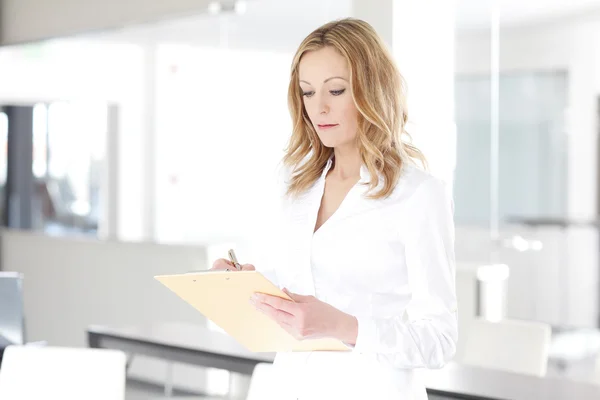 Executive businesswoman making notes — Stok fotoğraf