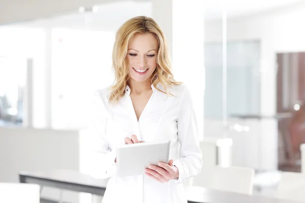 Financial businesswoman using digital tablet — ストック写真