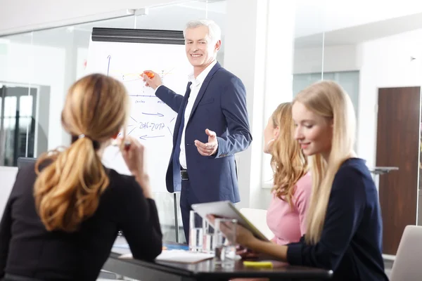 Hombre de negocios sénior en reunión de negocios — Foto de Stock