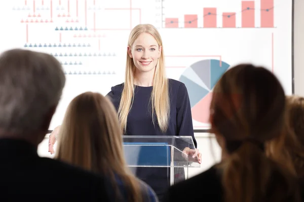 Empresaria presentando su idea a sus colegas — Foto de Stock