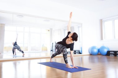 Yoga eğitmeni Yoga stüdyosu yaparken