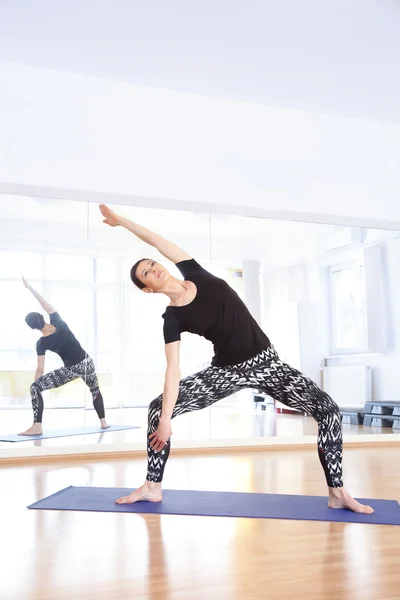 Yoga-instructeur doet yoga bij studio. — Stockfoto