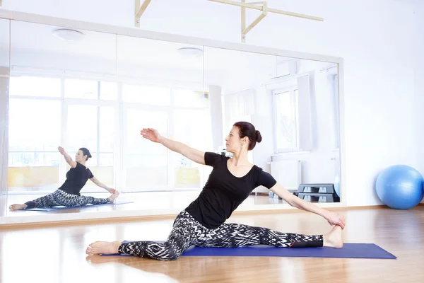 Instructor de yoga haciendo yoga en el estudio —  Fotos de Stock