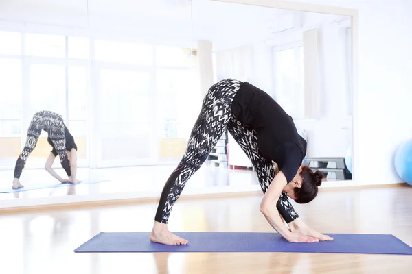 Yogainstruktör gör yoga på studio — Stockfoto