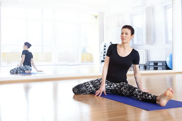 Vrouw doet yoga bij studio. — Stockfoto