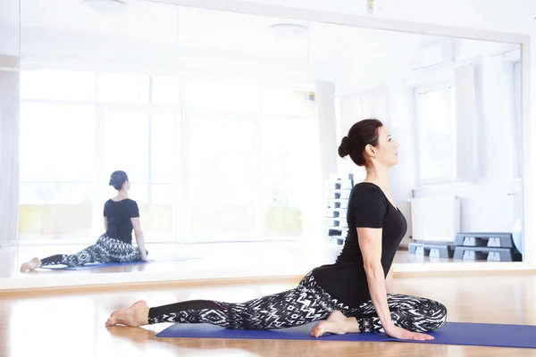 Yogainstruktör gör yoga på studio — Stockfoto