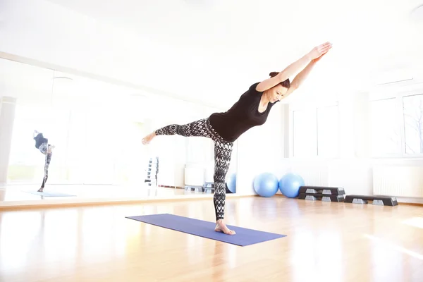 Mujer en una pose de yoga en el yoga —  Fotos de Stock