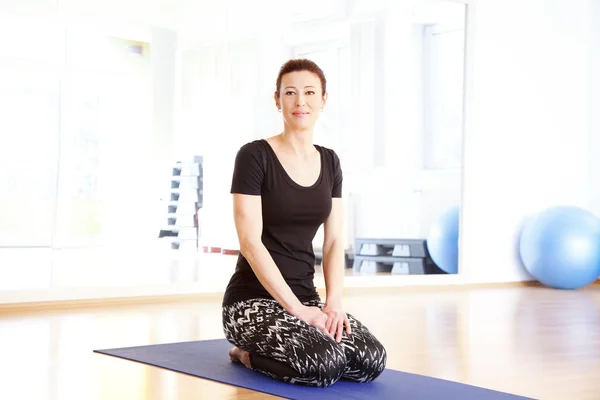 Yoga-instructeur na training — Stockfoto