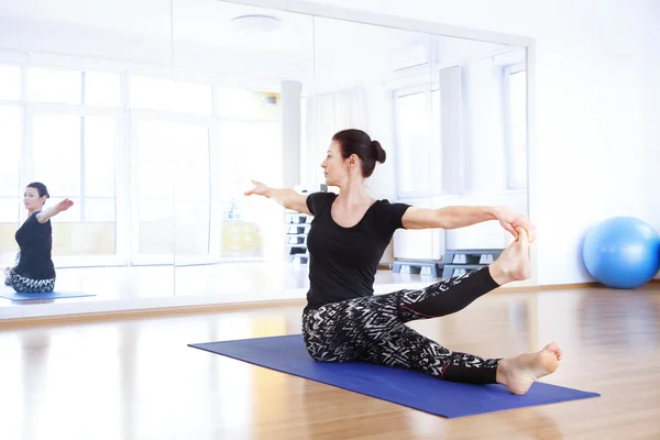 Middelbare leeftijd vrouw doen yoga — Stockfoto