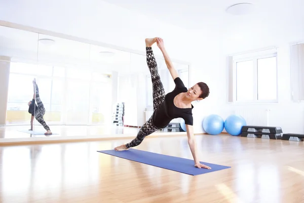 Hermosa mujer en una pose de yoga —  Fotos de Stock