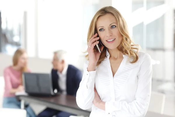 Бізнес-леді говорить на своєму мобільному телефоні — стокове фото