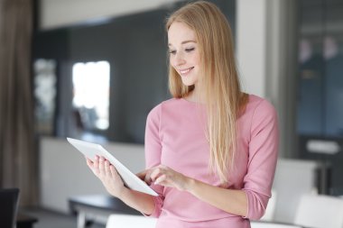 Sayısal Tablet kullanan Güzel İş Kadını 