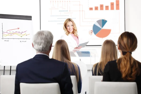 Affärskvinna ger presentation vid business konferens — Stockfoto