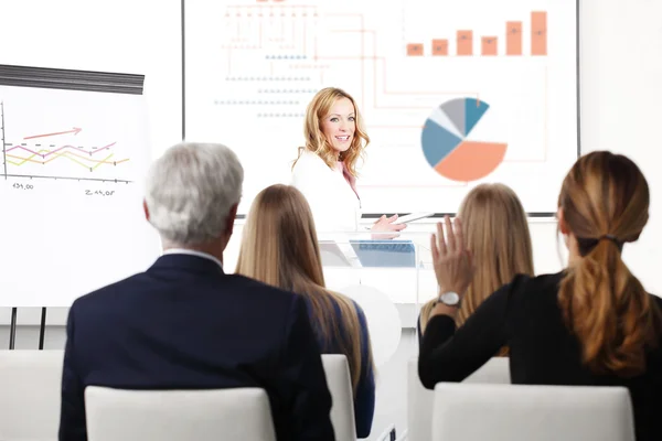 Empresária fazendo apresentação em conferência de negócios — Fotografia de Stock