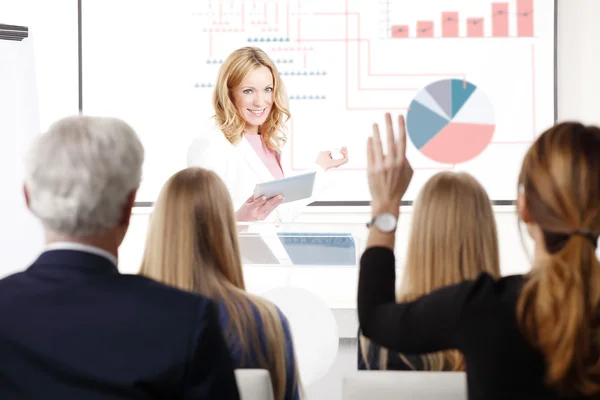 Empresária fazendo apresentação em conferência de negócios — Fotografia de Stock