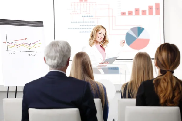 Empresária fazendo apresentação em conferência de negócios — Fotografia de Stock