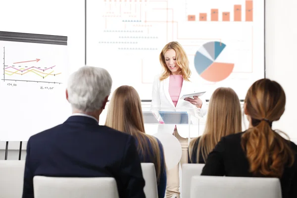 Empresária fazendo apresentação em conferência de negócios — Fotografia de Stock