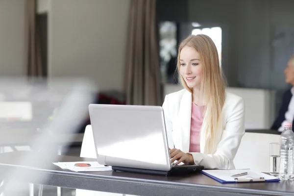 Frau arbeitet am Laptop — Stockfoto