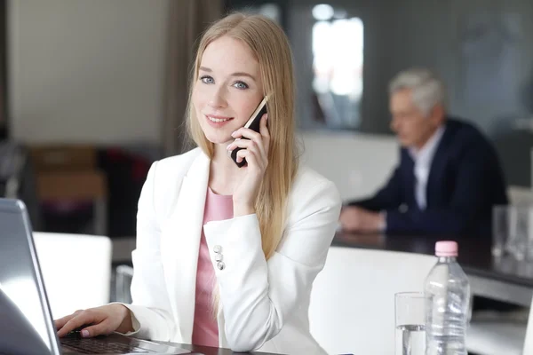 Femme créative passer un appel au bureau — Photo