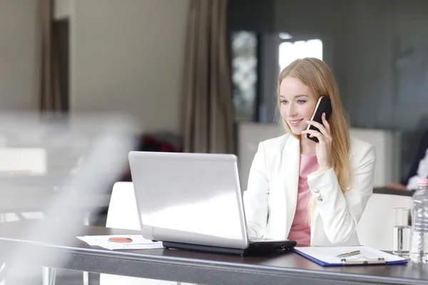 Femme créative passer un appel au bureau — Photo