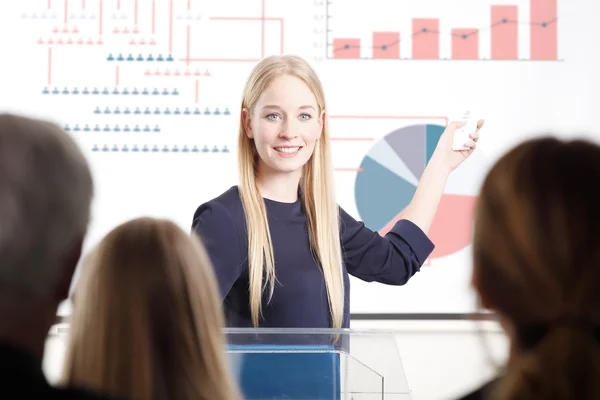 Professionell kvinna håller tal på business seminarium — Stockfoto