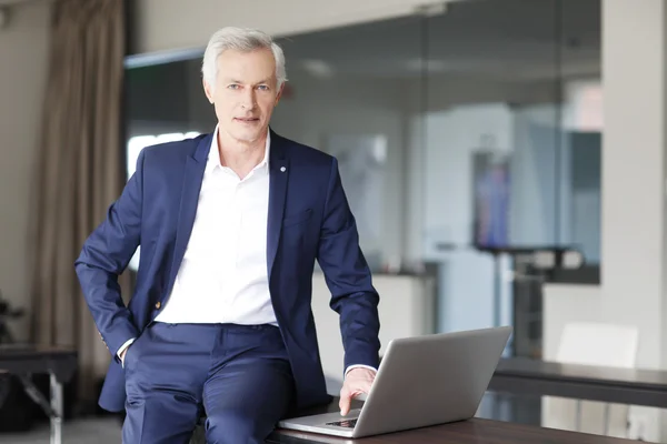 Homem profissional usando laptop — Fotografia de Stock