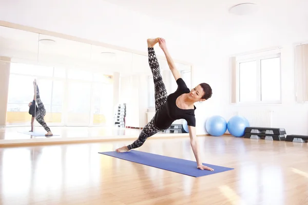 Yoga instructeur bij yogastudio — Stockfoto