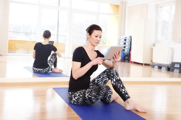 Yoga-instructeur met digitale tablet — Stockfoto