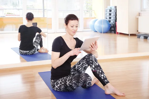 Yoga-instructeur met digitale tablet — Stockfoto