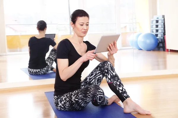 Yoga-instructeur met digitale tablet — Stockfoto