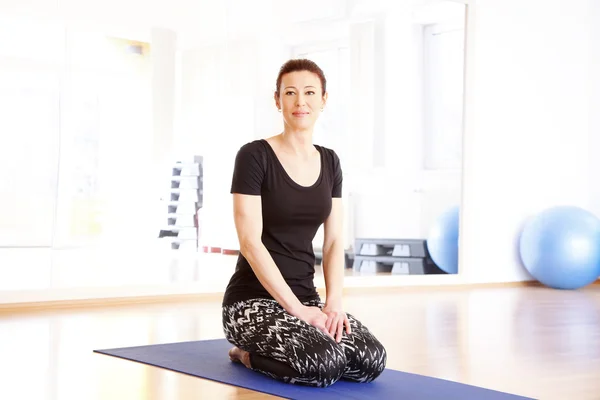 Instructor de yoga en el estudio de yoga — Foto de Stock