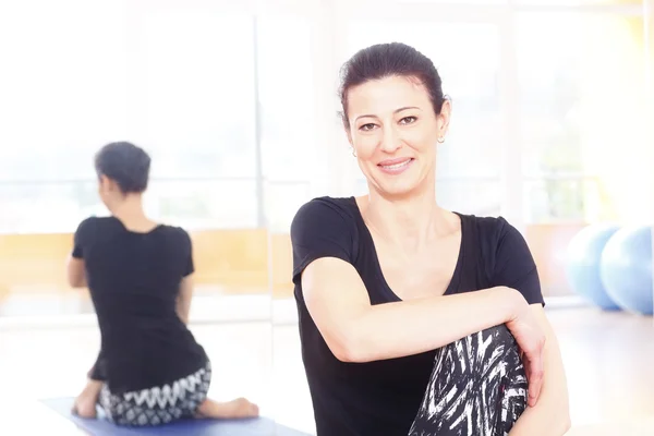 Instrutor de ioga no estúdio de ioga — Fotografia de Stock