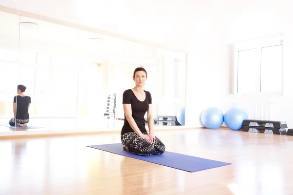 Instructor de yoga en el estudio de yoga — Foto de Stock