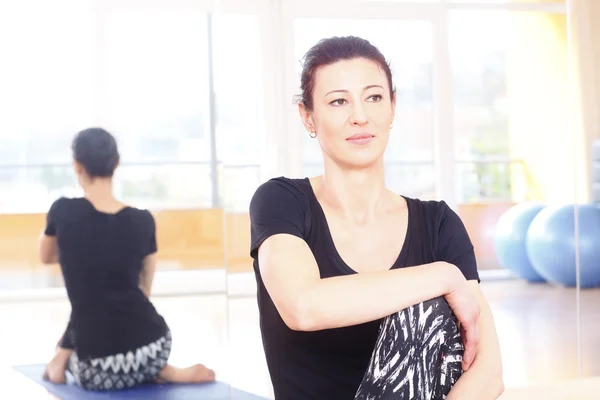 Yoga instructeur bij yogastudio — Stockfoto