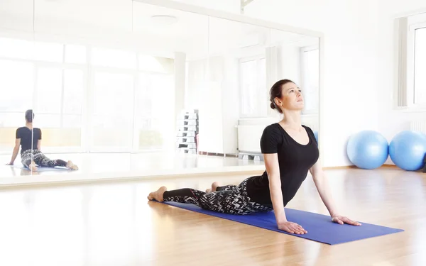 Vrouw van middelbare leeftijd doen cobra pose — Stockfoto