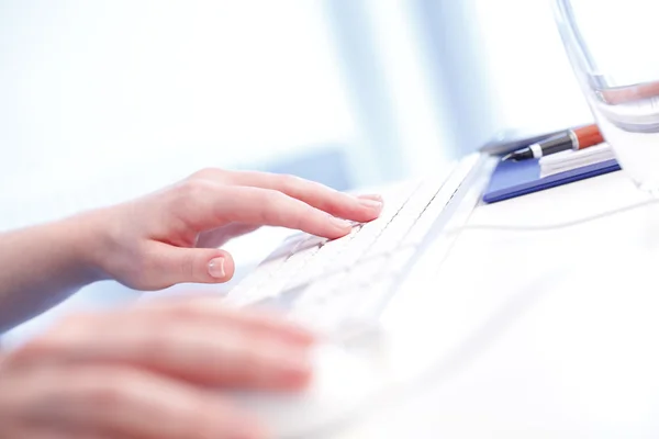 Händerna skriva på laptop tangentbord. — Stockfoto