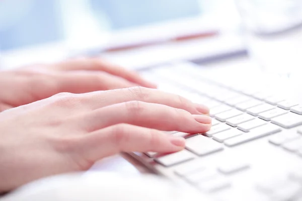 Mãos digitando no teclado do laptop. — Fotografia de Stock