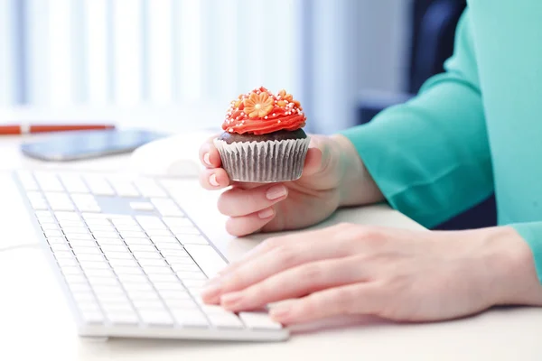 La mano de la empresaria escribiendo en el teclado del ordenador portátil — Foto de Stock