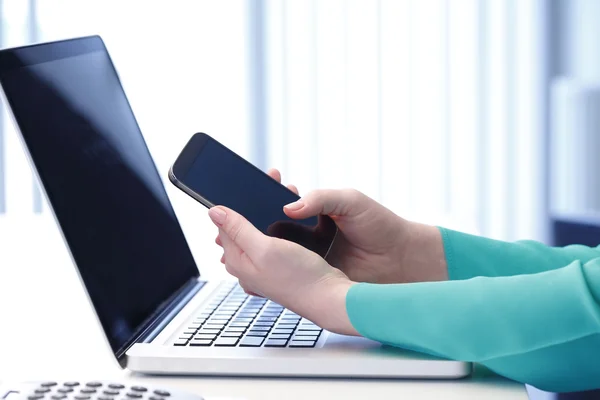 Mujer de negocios tocando la pantalla mientras está sentada en el portátil . — Foto de Stock