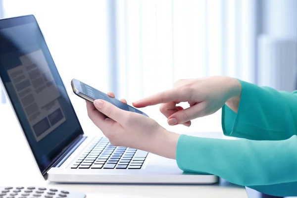 Die Hand der Geschäftsfrau greift zum Telefon — Stockfoto