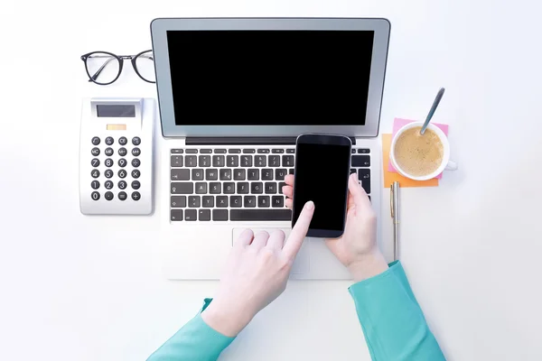 Businesswoman's hands using her mobile phone — Stock Photo, Image