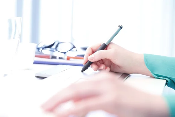 Desainer kreatif menggunakan tablet pena — Stok Foto
